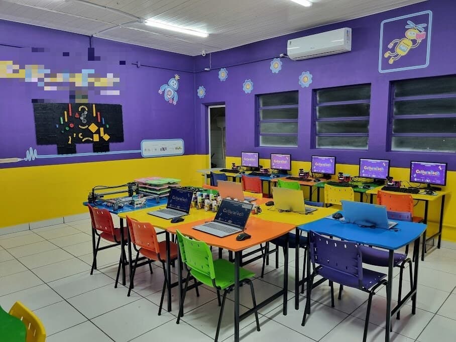 Laboratório Maker EJR montado — estações, robótica e fabricação digital