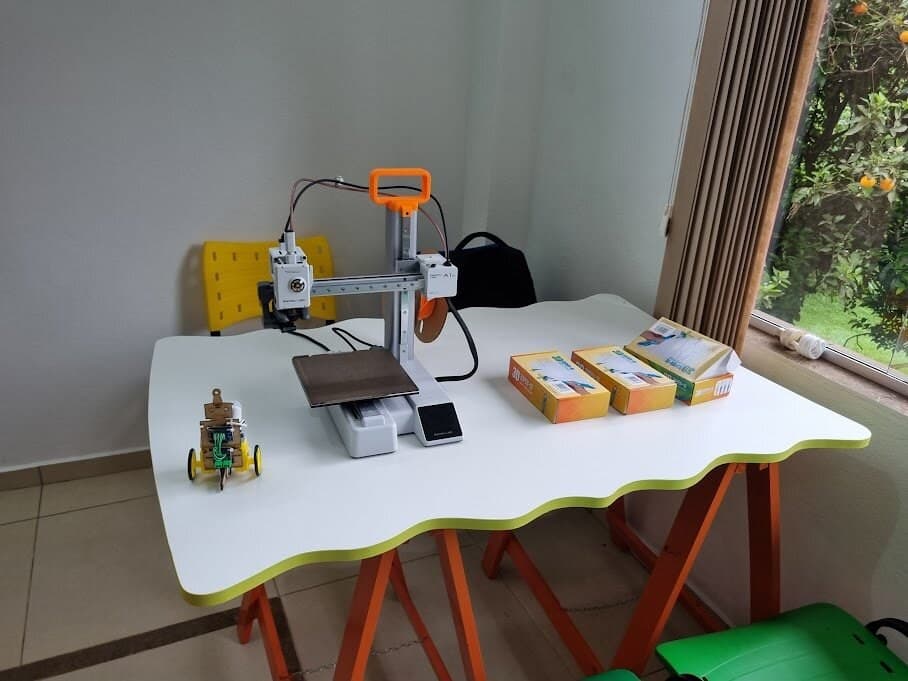 Impressora 3D, robô e kits do laboratório